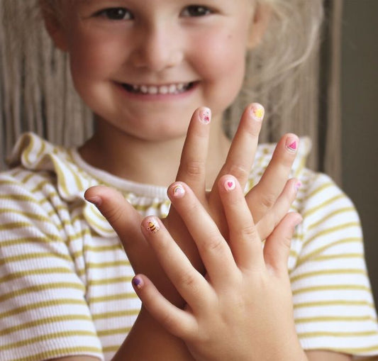 Fingernagel-Tattoos Krabbelkäfer