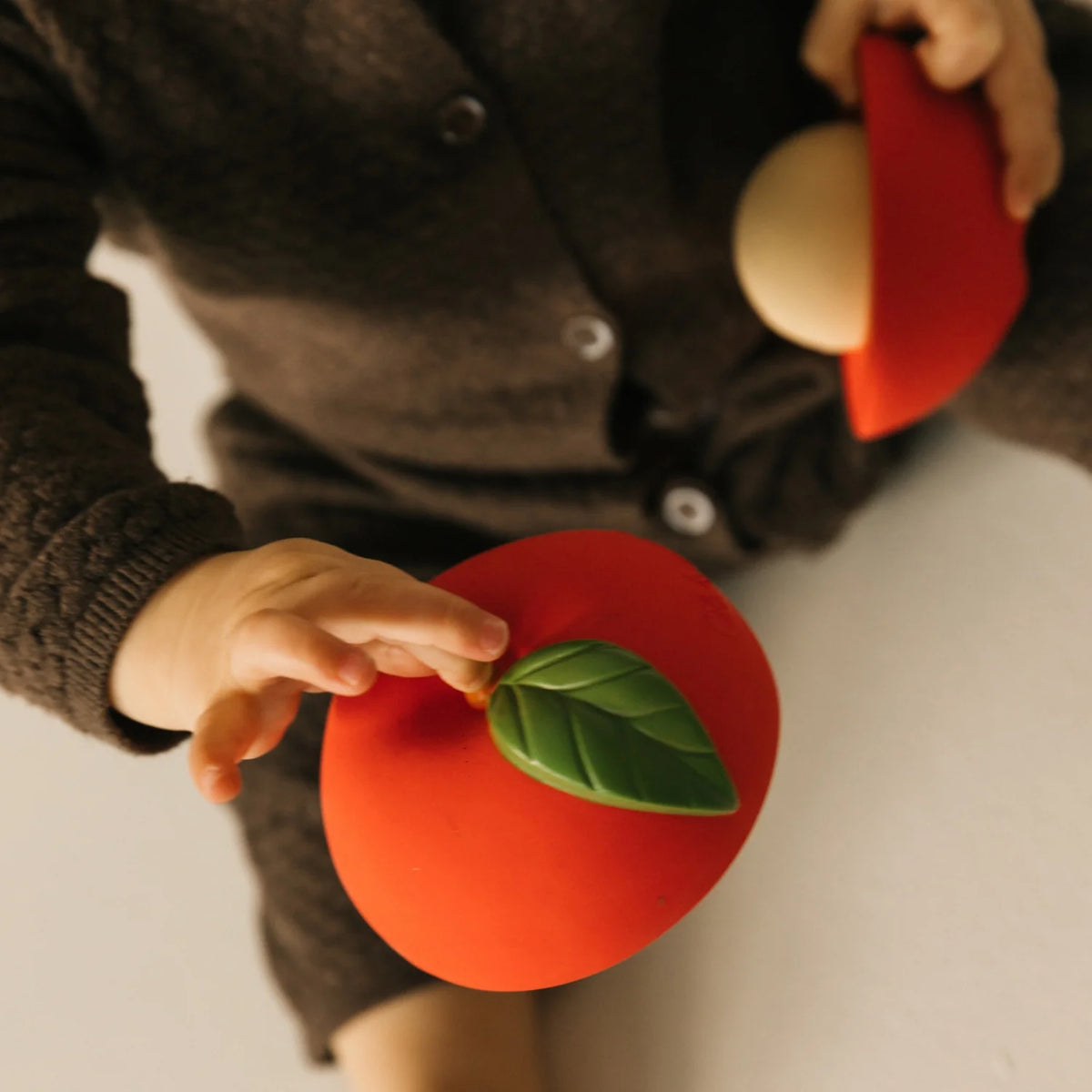 Apple Steckspiel & Rassel Ball