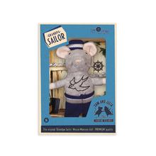 Laden Sie das Bild in den Galerie-Viewer, Kuscheltier Maus "Opa Seemann"