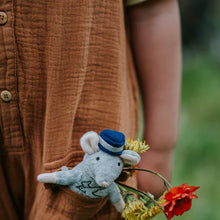 Laden Sie das Bild in den Galerie-Viewer, Kuscheltier Maus "Opa Seemann"