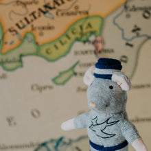 Laden Sie das Bild in den Galerie-Viewer, Kuscheltier Maus "Opa Seemann"