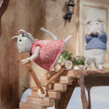 Laden Sie das Bild in den Galerie-Viewer, Kuscheltier Maus "Julia"