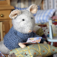 Laden Sie das Bild in den Galerie-Viewer, Kuscheltier Maus "Sam"