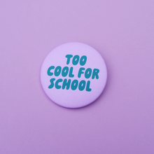 Laden Sie das Bild in den Galerie-Viewer, Too cool for school Button flieder-grün