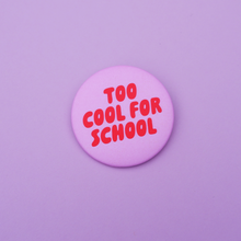 Laden Sie das Bild in den Galerie-Viewer, Too cool for school Button rosa-rot