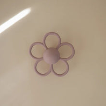 Laden Sie das Bild in den Galerie-Viewer, Daisy Rassel und Beißring Soft lilac