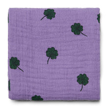 Laden Sie das Bild in den Galerie-Viewer, Purple Clover Swaddle Small