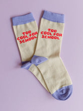 Laden Sie das Bild in den Galerie-Viewer, Schulkind-Socken "Too cool for school" Flieder