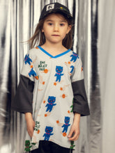 Laden Sie das Bild in den Galerie-Viewer, Aliens V-neck T-Shirt