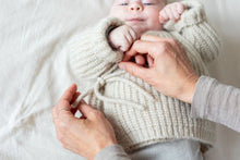 Laden Sie das Bild in den Galerie-Viewer, Merino Wickeljacke Beige