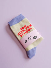 Laden Sie das Bild in den Galerie-Viewer, Schulkind-Socken "Too cool for school" Flieder