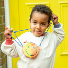 Laden Sie das Bild in den Galerie-Viewer, Brustbeutel Happy Face