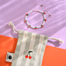 Laden Sie das Bild in den Galerie-Viewer, Perlenarmband Kirschen mit Makrameeverschluss