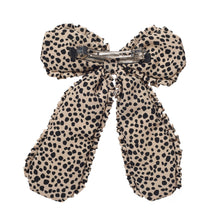 Laden Sie das Bild in den Galerie-Viewer, Leopard Love Frilly Bow Haarspange
