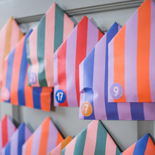 Laden Sie das Bild in den Galerie-Viewer, Geschenktütchen 24er Set bunte Streifen