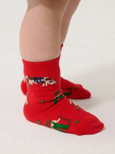 Laden Sie das Bild in den Galerie-Viewer, Farm Adventure all Over Baby Socken