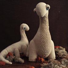 Laden Sie das Bild in den Galerie-Viewer, Dinosaurier Diplodocus Small Ivory
