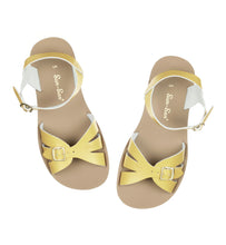 Laden Sie das Bild in den Galerie-Viewer, Boardwalk Butter Yellow Sandale
