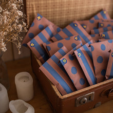 Laden Sie das Bild in den Galerie-Viewer, Geschenk- und Adventskalendertüten blau/rost