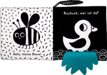 Laden Sie das Bild in den Galerie-Viewer, Babys kuschelweiches Kontrastbuch "Kuckuck kleiner Käfer!"