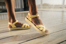 Laden Sie das Bild in den Galerie-Viewer, Boardwalk Butter Yellow Sandale