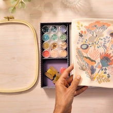 Laden Sie das Bild in den Galerie-Viewer, Atelier 58 &quot;Perlenstickerei Blumen&quot;