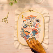 Laden Sie das Bild in den Galerie-Viewer, Atelier 58 &quot;Perlenstickerei Blumen&quot;