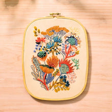 Laden Sie das Bild in den Galerie-Viewer, Atelier 58 &quot;Perlenstickerei Blumen&quot;