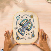 Laden Sie das Bild in den Galerie-Viewer, Atelier 58 &quot;Perlenstickerei Vogel&quot;