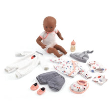 Laden Sie das Bild in den Galerie-Viewer, Pomea Puppe Cerise im Koffer