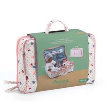 Laden Sie das Bild in den Galerie-Viewer, Pomea Puppe Cerise im Koffer