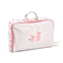 Laden Sie das Bild in den Galerie-Viewer, Pomea Puppe Cerise im Koffer