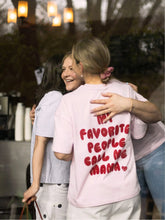 Laden Sie das Bild in den Galerie-Viewer, CALL ME MAMA T-Shirt rosa