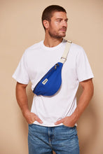 Laden Sie das Bild in den Galerie-Viewer, Gürteltasche Olivia Electric Blau