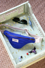Laden Sie das Bild in den Galerie-Viewer, Kids Gürteltasche Augustin Electric Blau