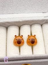 Laden Sie das Bild in den Galerie-Viewer, Ohrclips Capybara