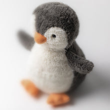Laden Sie das Bild in den Galerie-Viewer, Peanut Penguin Medium