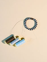 Laden Sie das Bild in den Galerie-Viewer, Haargummi Brown seablue glitter Stripe