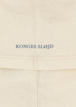 Laden Sie das Bild in den Galerie-Viewer, Famo T-Shirt Almond Milk Kick-it