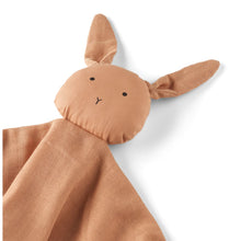 Laden Sie das Bild in den Galerie-Viewer, Agnete Kuscheltuch Rabbit Tuscany Rose