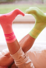 Laden Sie das Bild in den Galerie-Viewer, Neon Mom Socken