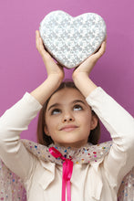 Laden Sie das Bild in den Galerie-Viewer, Holographic Heart Kindertasche