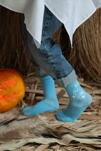 Laden Sie das Bild in den Galerie-Viewer, BOO Glow-in-the-dark Socken