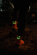 Laden Sie das Bild in den Galerie-Viewer, Pumpkin Glow-in-the-dark Socken