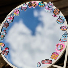 Laden Sie das Bild in den Galerie-Viewer, Fabulous Sticker Iconic "Donuts"