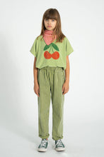 Laden Sie das Bild in den Galerie-Viewer, T-Shirt Light olive Cherry Print