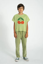 Laden Sie das Bild in den Galerie-Viewer, T-Shirt Light olive Cherry Print