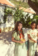 Laden Sie das Bild in den Galerie-Viewer, T-Shirt Light olive Cherry Print