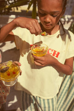 Laden Sie das Bild in den Galerie-Viewer, T-Shirt Light yellow Beach Bar