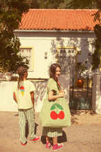 Laden Sie das Bild in den Galerie-Viewer, T-Shirt Light yellow Beach Bar